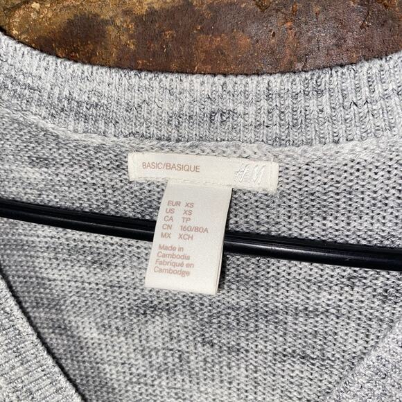 H&M Gray Cable Knit V-Neck Pullover Long Sleeve Sweater Women's Size XS - Picture 4 of 6
